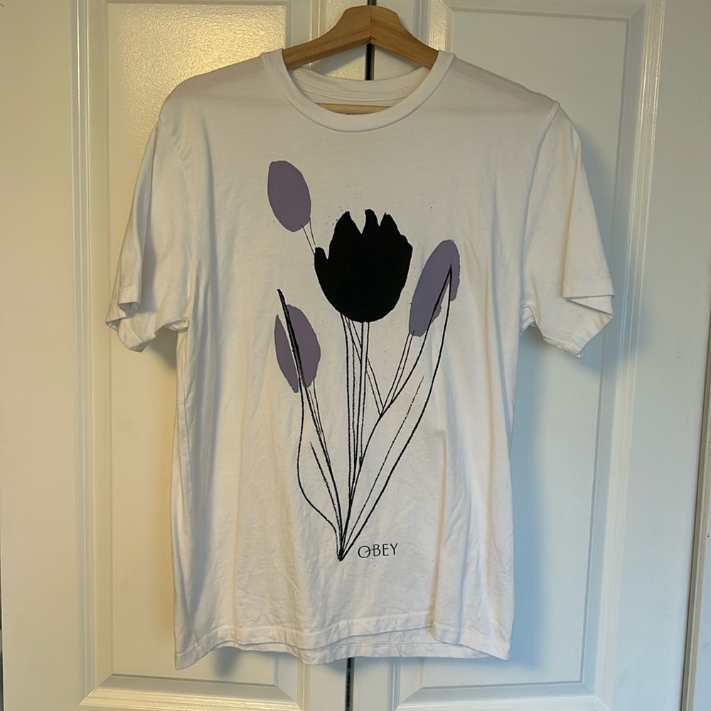 Obey tulip tee sz M